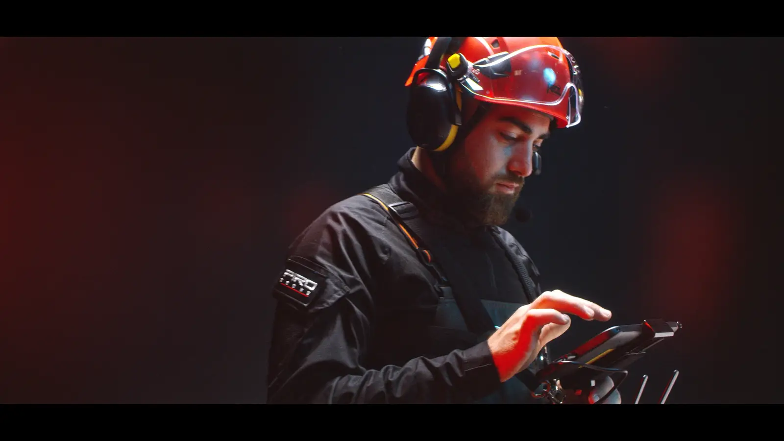 Piloto de Pirodrone operando un dron de inspección en un entorno industrial nocturno