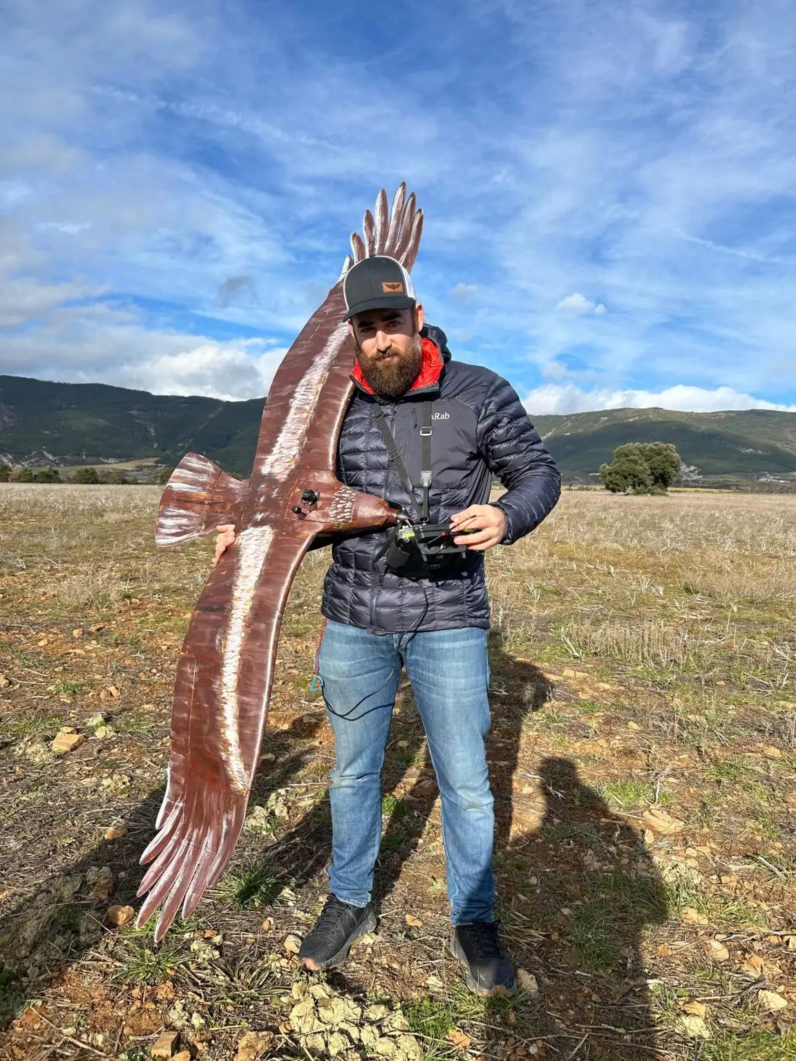 Piloto de Pirodrone con el halcón robótico antes del vuelo