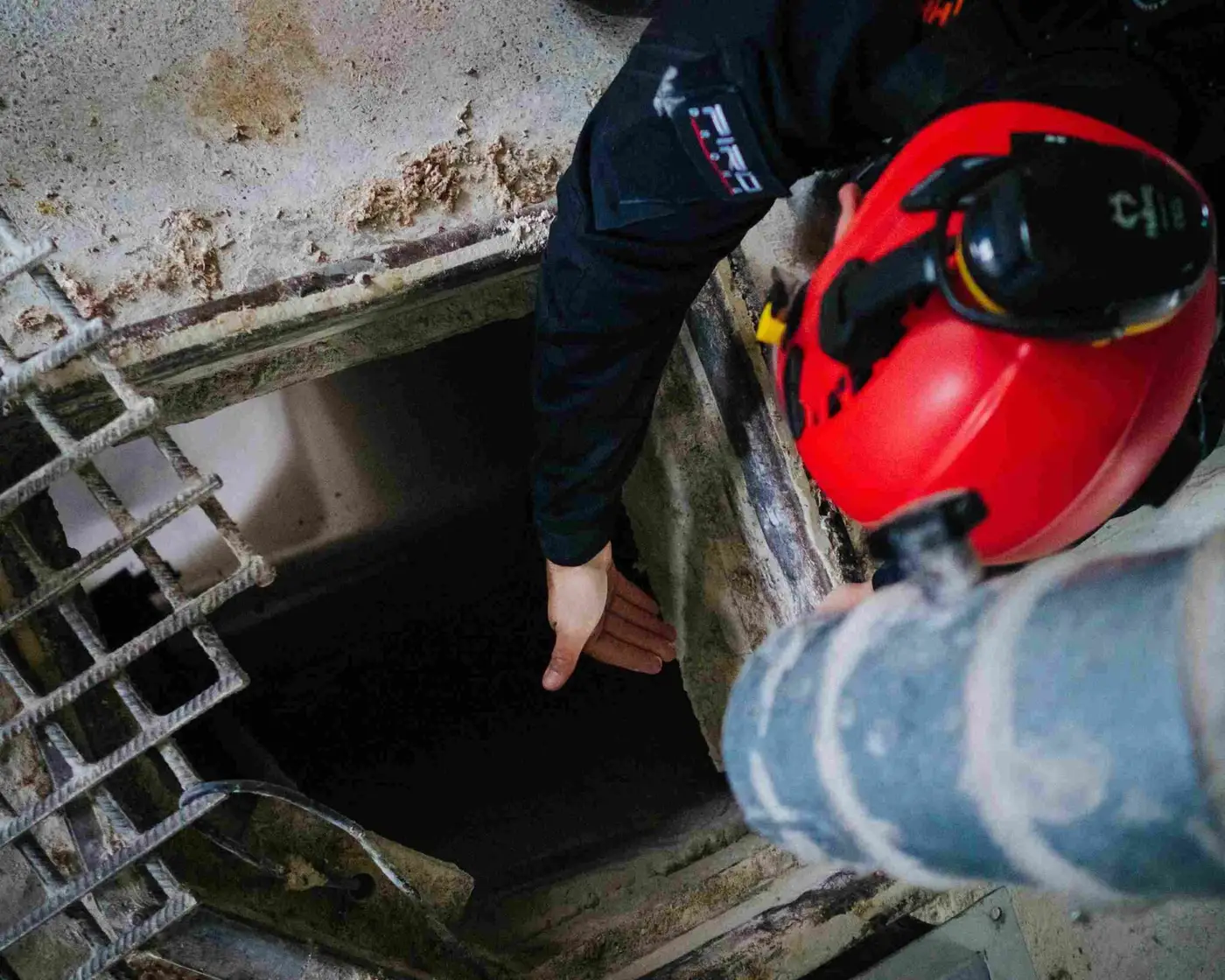 Operador de Pirodrone señalando el acceso a un espacio confinado