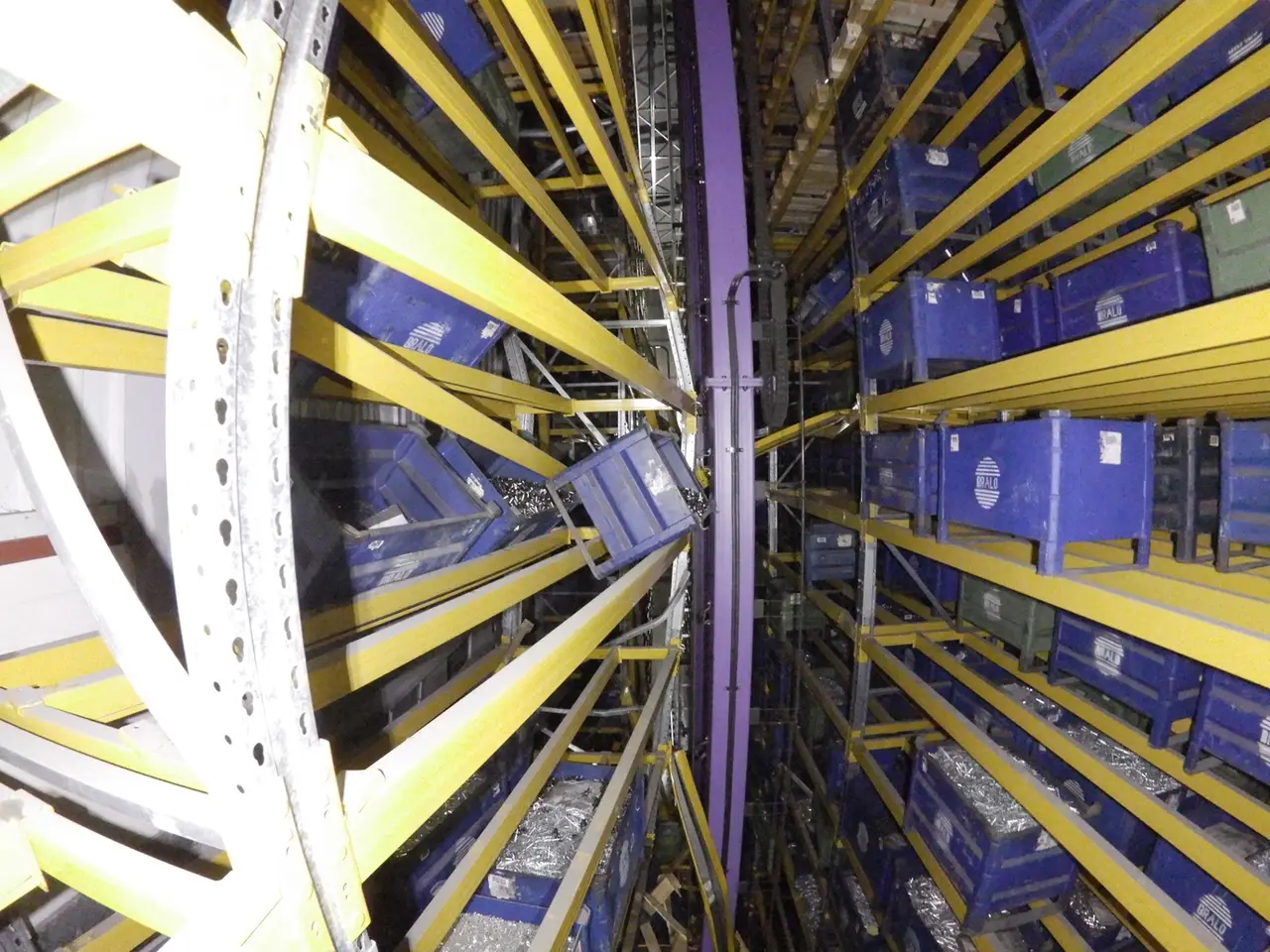 Estructura de almacenaje dañada documentada con dron