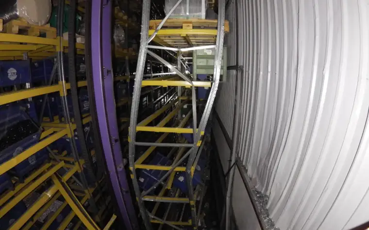 Estructura de almacenaje automatizado dañada, inspeccionada con dron