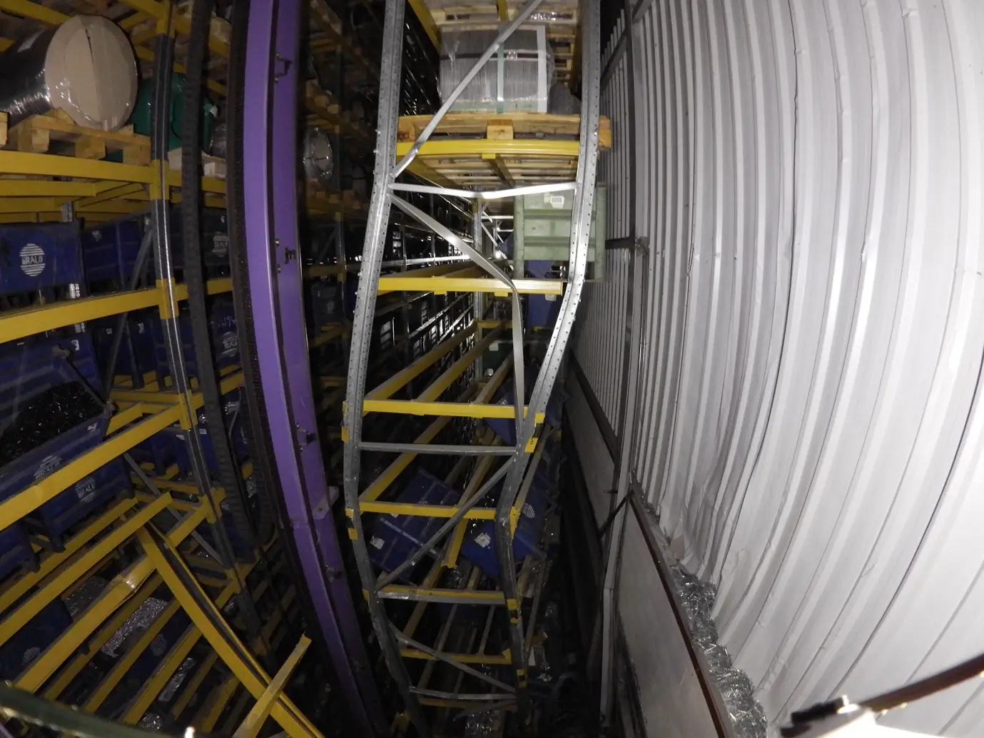 Estructura de almacenaje automatizado dañada, inspeccionada con dron