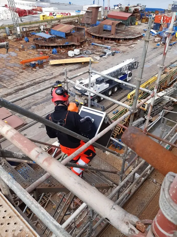 Vuelo de demostración sobre las cubiertas de un buque en construcción