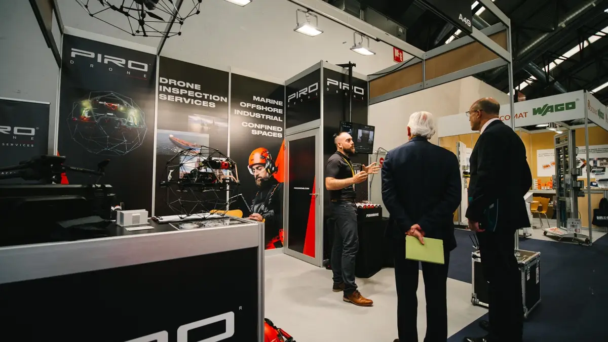 Demostración de drones de inspección en el stand de Pirodrone en Navalia