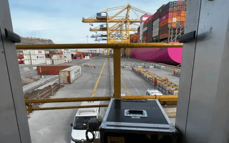 Inspección interior de una grúa portuaria con dron en el Puerto de Barcelona